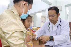 Cứu sống một bệnh nhi người Campuchia mắc sốt xuất huyết nặng